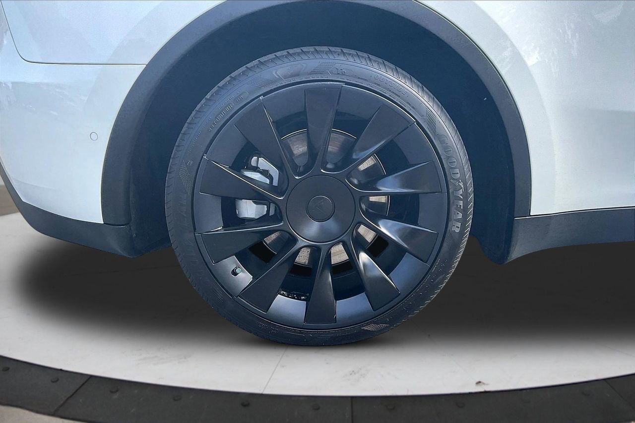 Used 2022 Tesla Model Y Long Range image 38