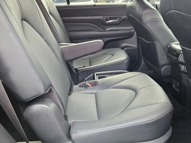 Used 2025 Toyota Grand Highlander AWD image 31