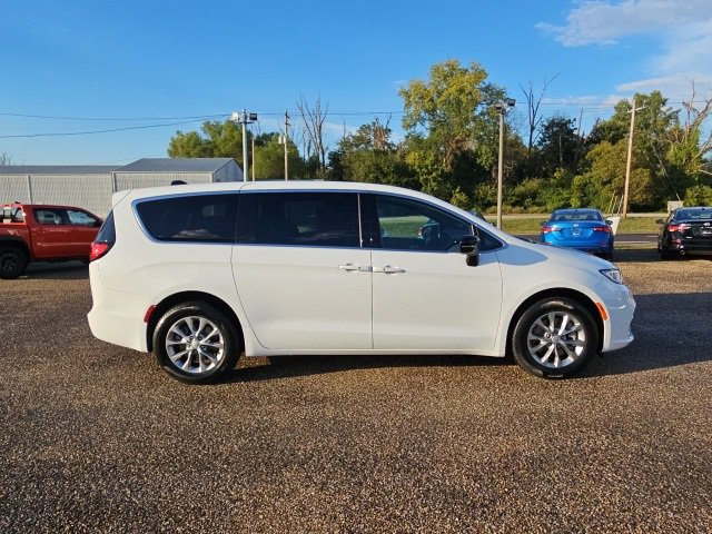 New 2026 Chrysler Pacifica Select image 6