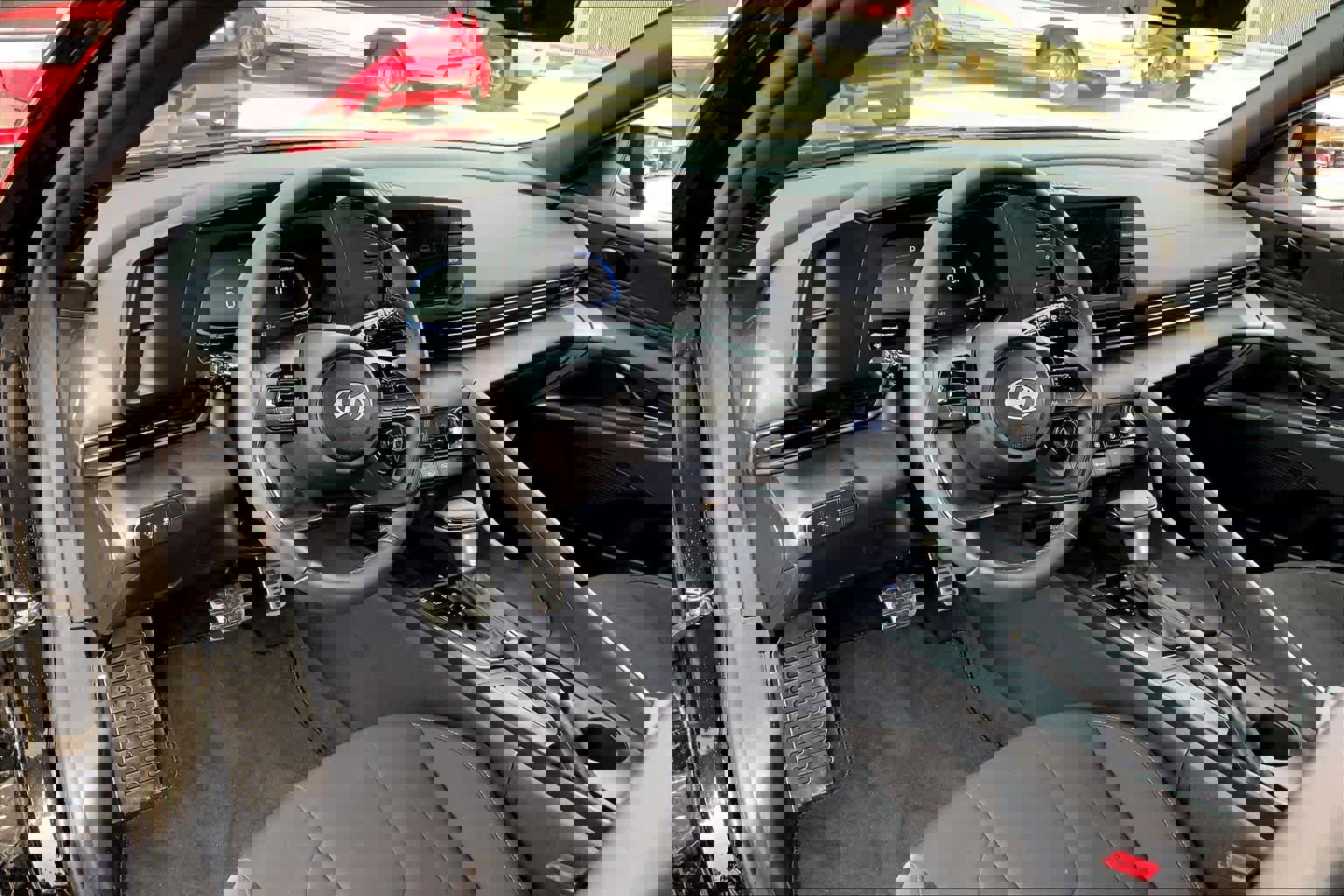 Used 2025 Hyundai Elantra Sport image 17