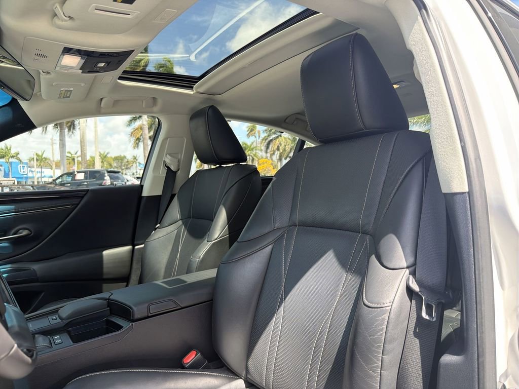 Used 2021 Lexus ES 300h Ultra Luxury w/ Accessory Package 2 image 21