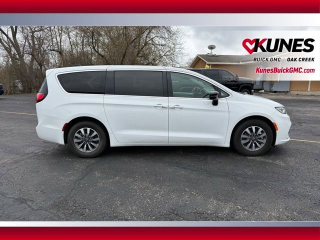 Used 2024 Chrysler Pacifica Select FWD image 3