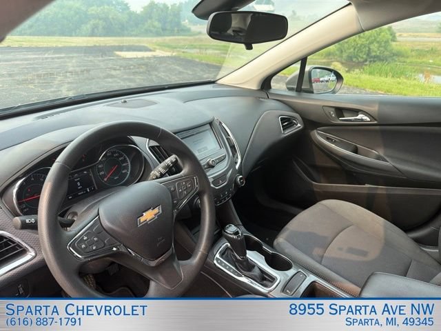 Used 2018 Chevrolet Cruze LT w/ Convenience Package FWD image 11