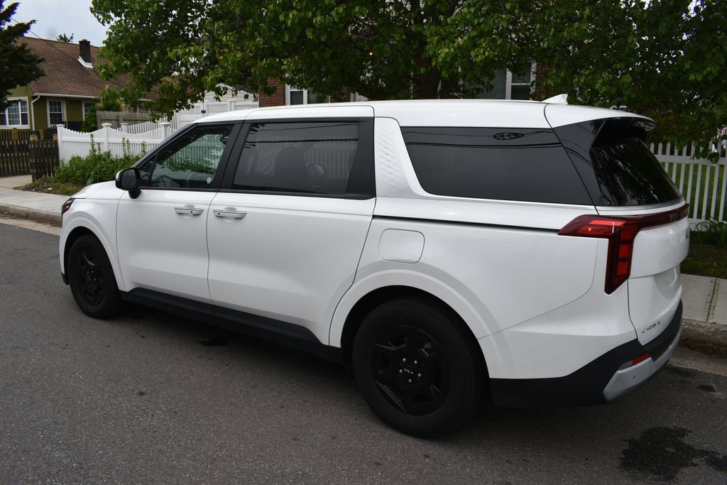 Used 2025 Kia Carnival FWD image 8