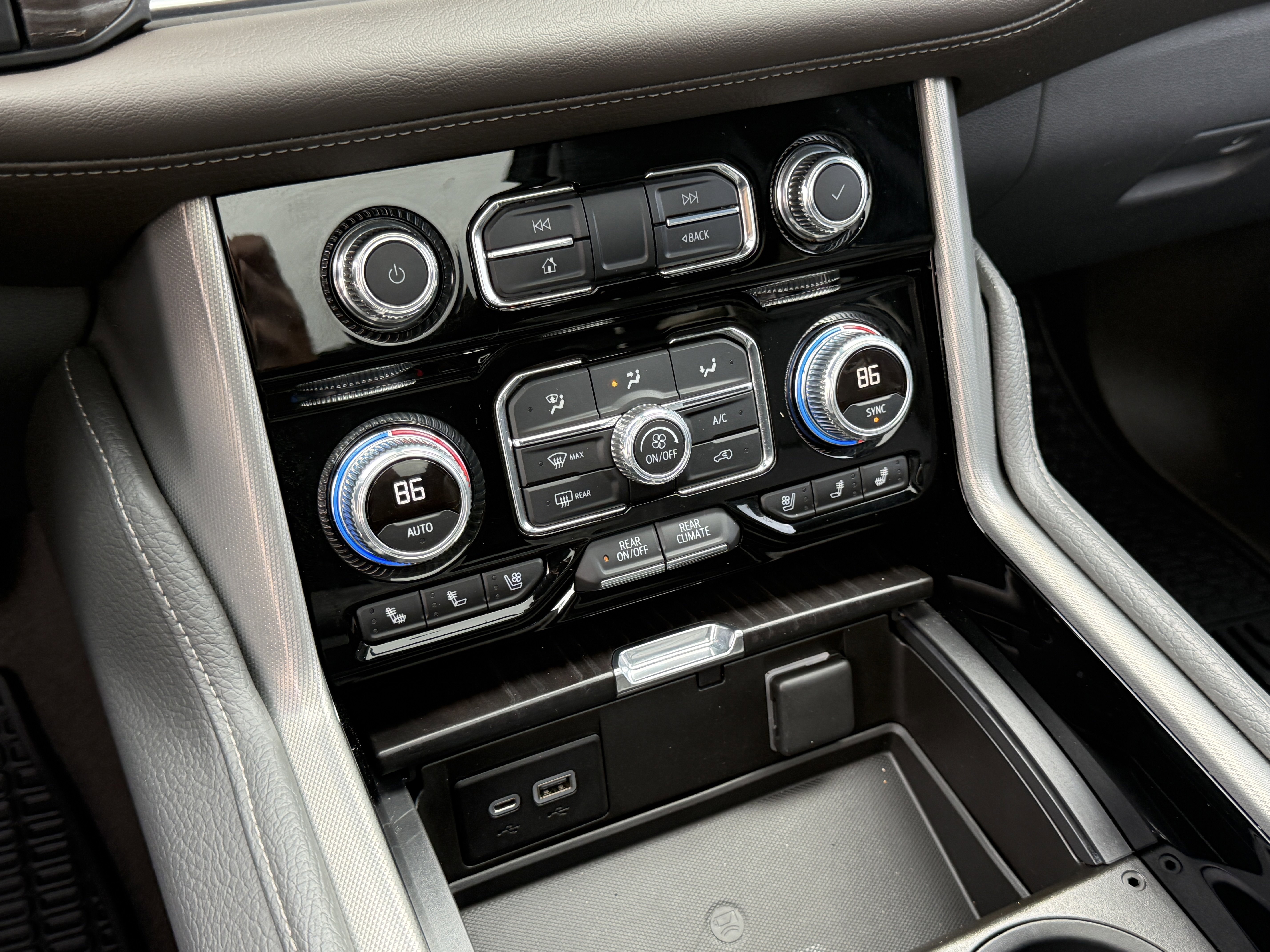 Used 2021 GMC Yukon XL Denali w/ Denali Premium Package image 27