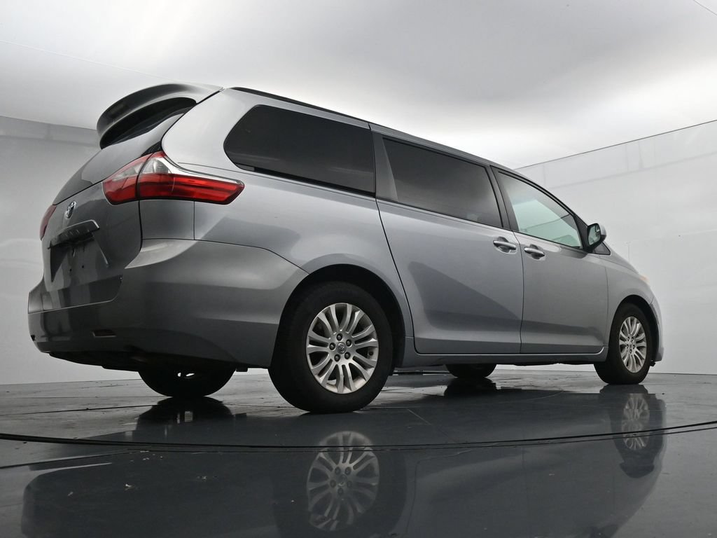 Used 2015 Toyota Sienna XLE w/ Four Season Floor Mat Package FWD image 23