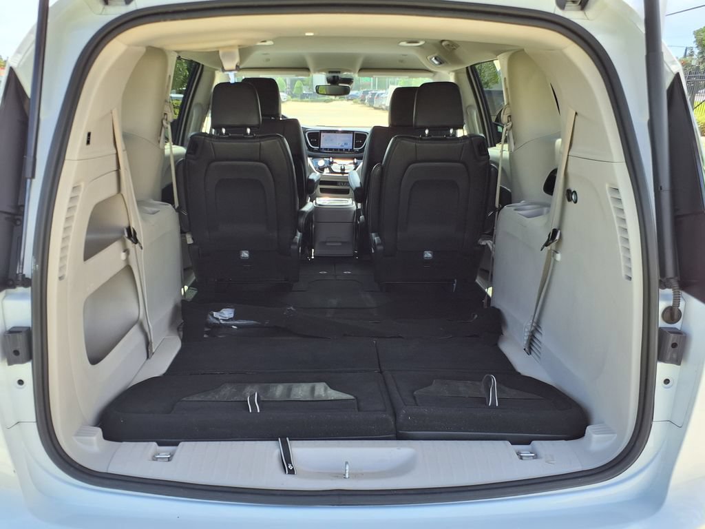 Used 2024 Chrysler Pacifica Touring-L FWD image 12
