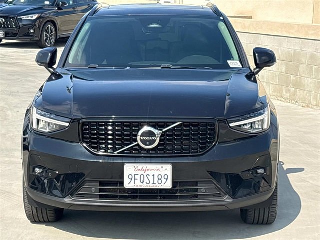 Used 2023 Volvo XC40 B4 Ultimate image 2