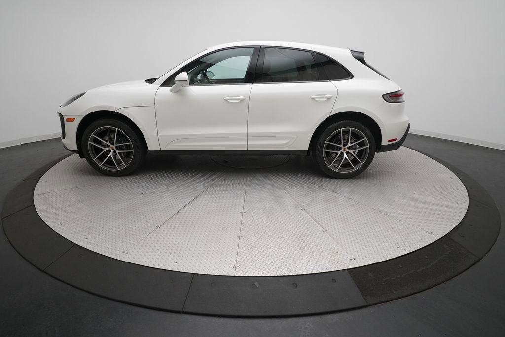 Certified 2023 Porsche Macan image 2