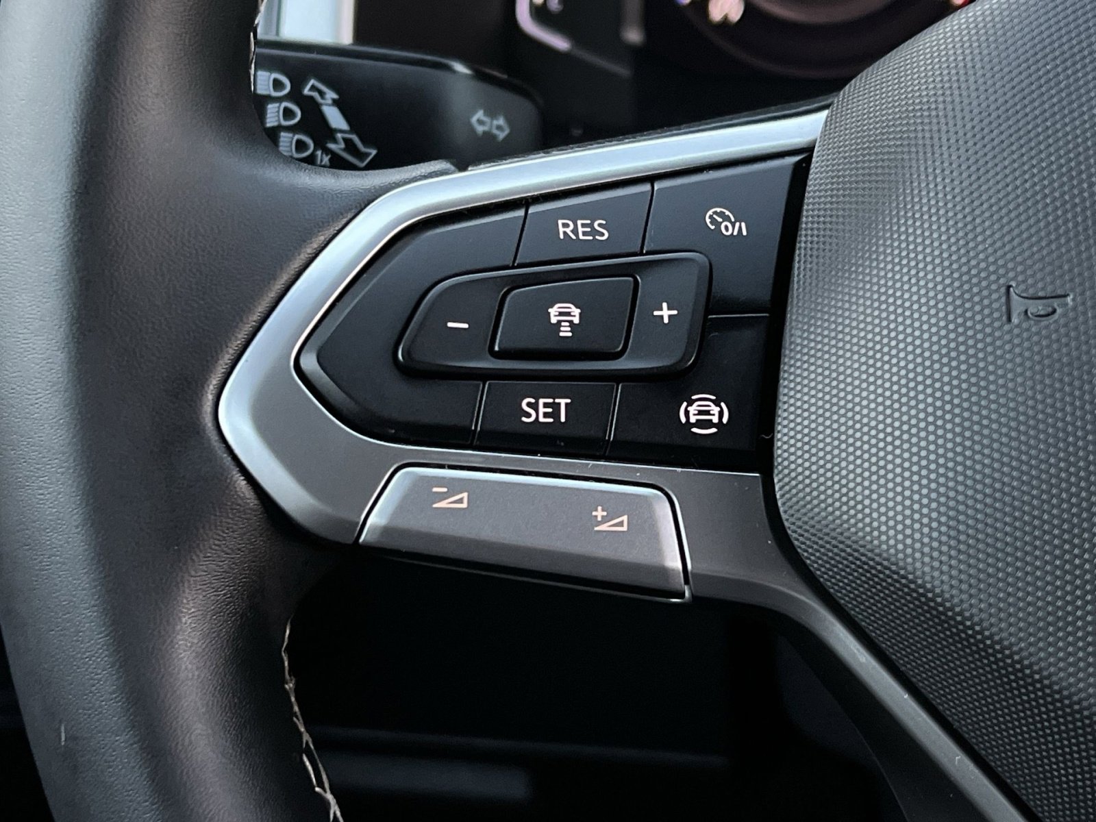 Used 2022 Volkswagen Atlas Cross Sport SE image 29