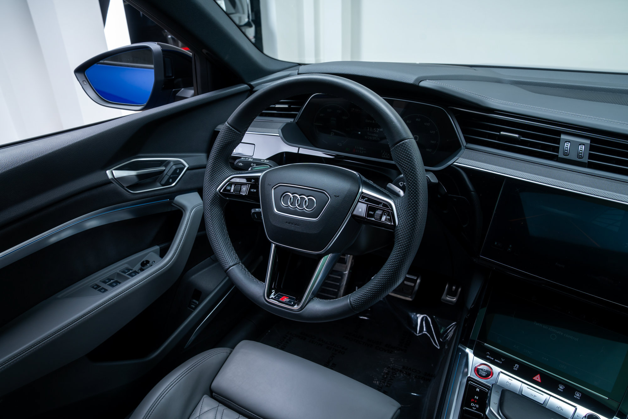 Used 2024 Audi SQ8 e-tron Prestige w/ Prestige Package AWD/4WD image 9