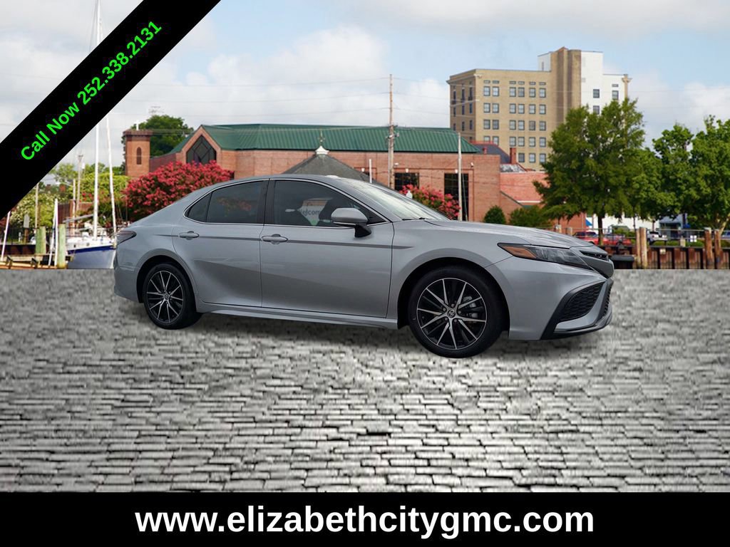 Used 2024 Toyota Camry SE image 1