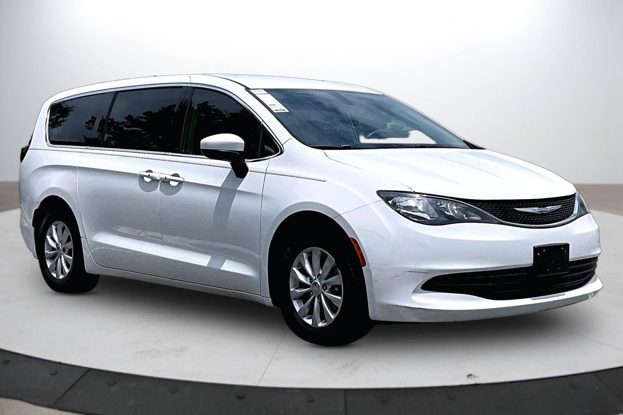 Used 2017 Chrysler Pacifica Touring w/ Tire & Wheel Group FWD image 2