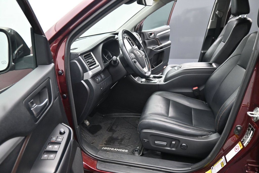 Used 2018 Toyota Highlander XLE AWD/4WD image 17