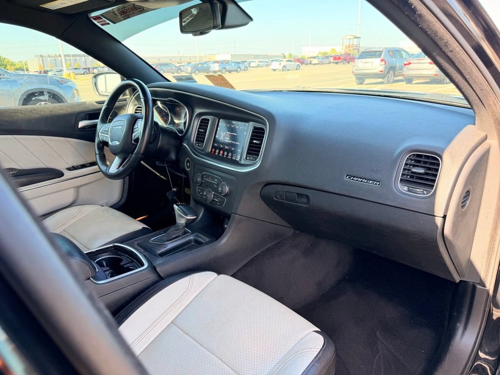 Used 2017 Dodge Charger SXT w/ Plus Group RWD image 10