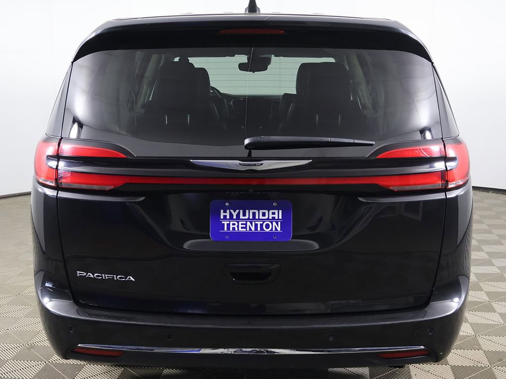 Used 2023 Chrysler Pacifica Touring-L FWD image 14