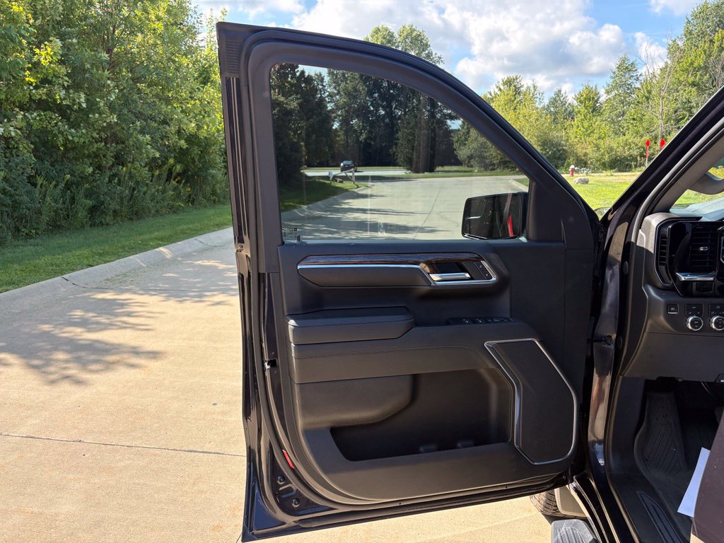 Used 2022 GMC Sierra 1500 Elevation w/ LPO, Elevation Black Package AWD/4WD image 13
