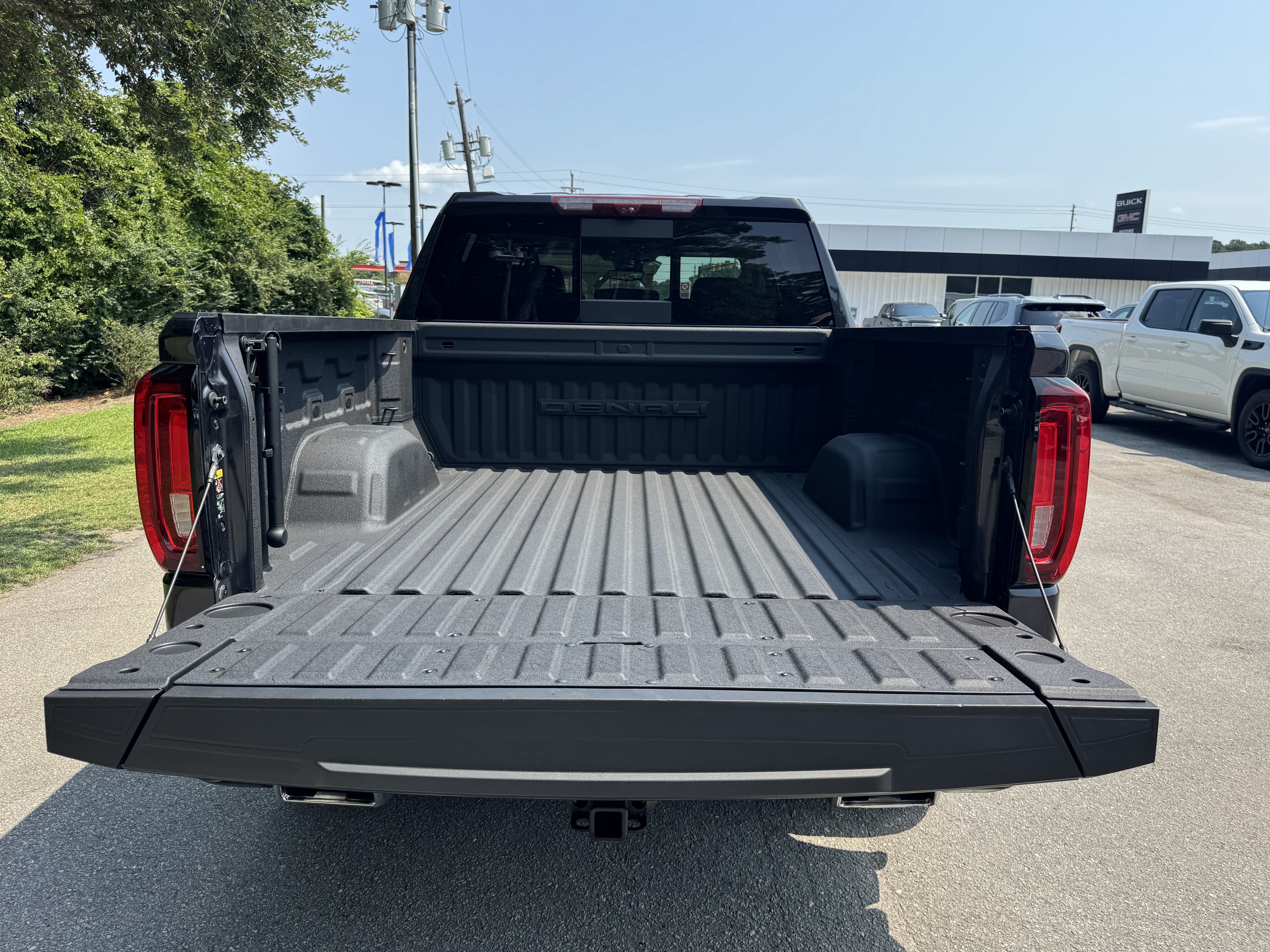 Used 2023 GMC Sierra 1500 Denali w/ Technology Package AWD/4WD image 4
