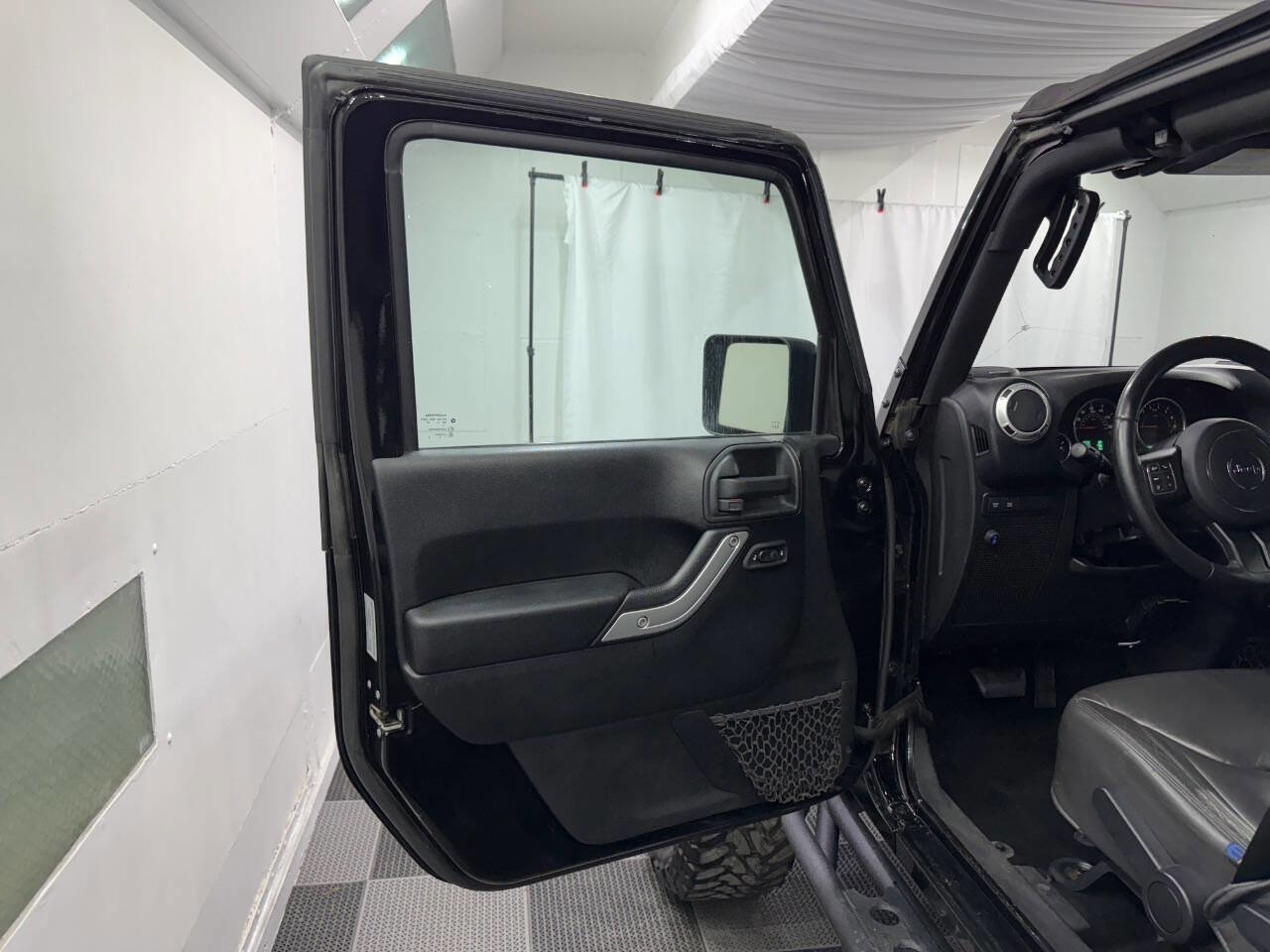 Used 2016 Jeep Wrangler Unlimited Rubicon w/ Max Tow Package image 25