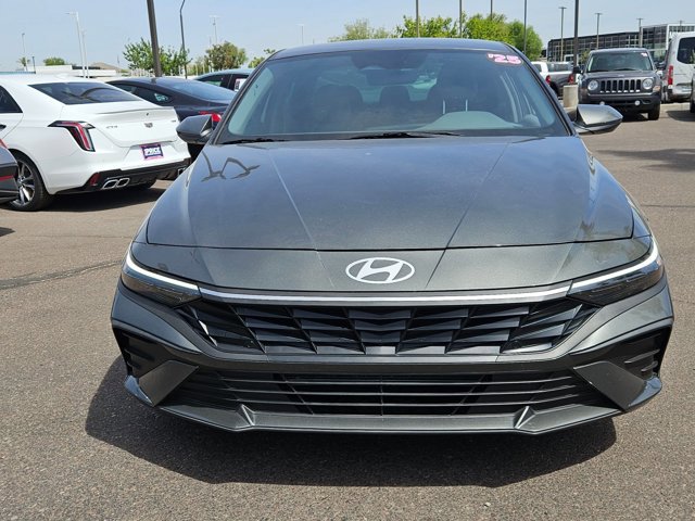 Used 2025 Hyundai Elantra SE FWD image 2