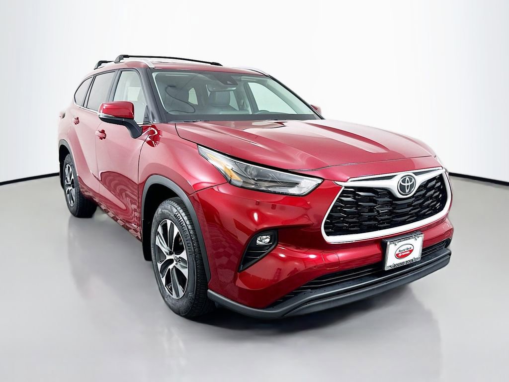 Certified 2026 Toyota Highlander XLE AWD/4WD image 3