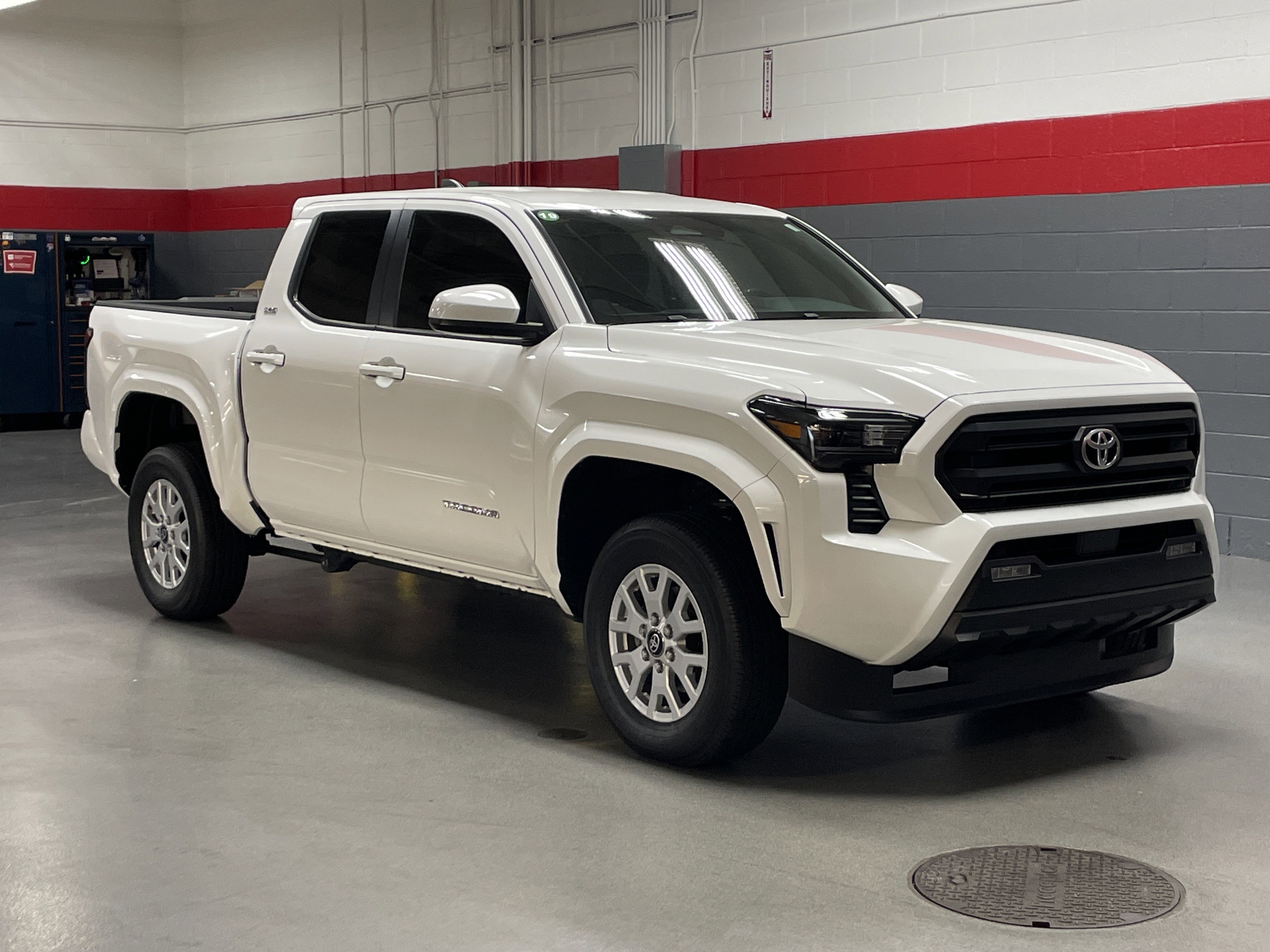 Used 2025 Toyota Tacoma SR5 AWD/4WD image 2