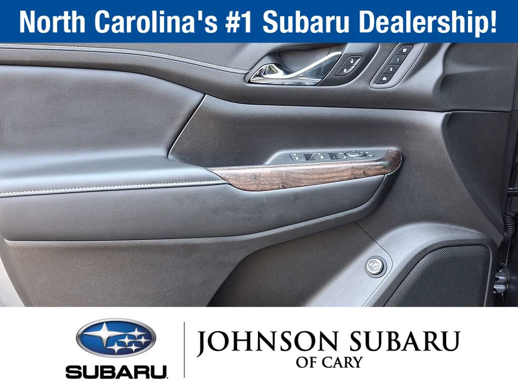 Used 2021 GMC Acadia Denali w/ Denali Technology Package FWD image 11