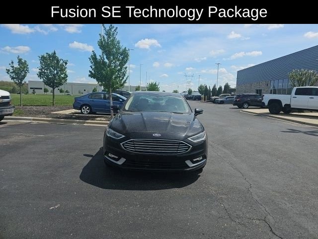 Used 2018 Ford Fusion SE w/ Fusion SE Technology Package FWD image 4