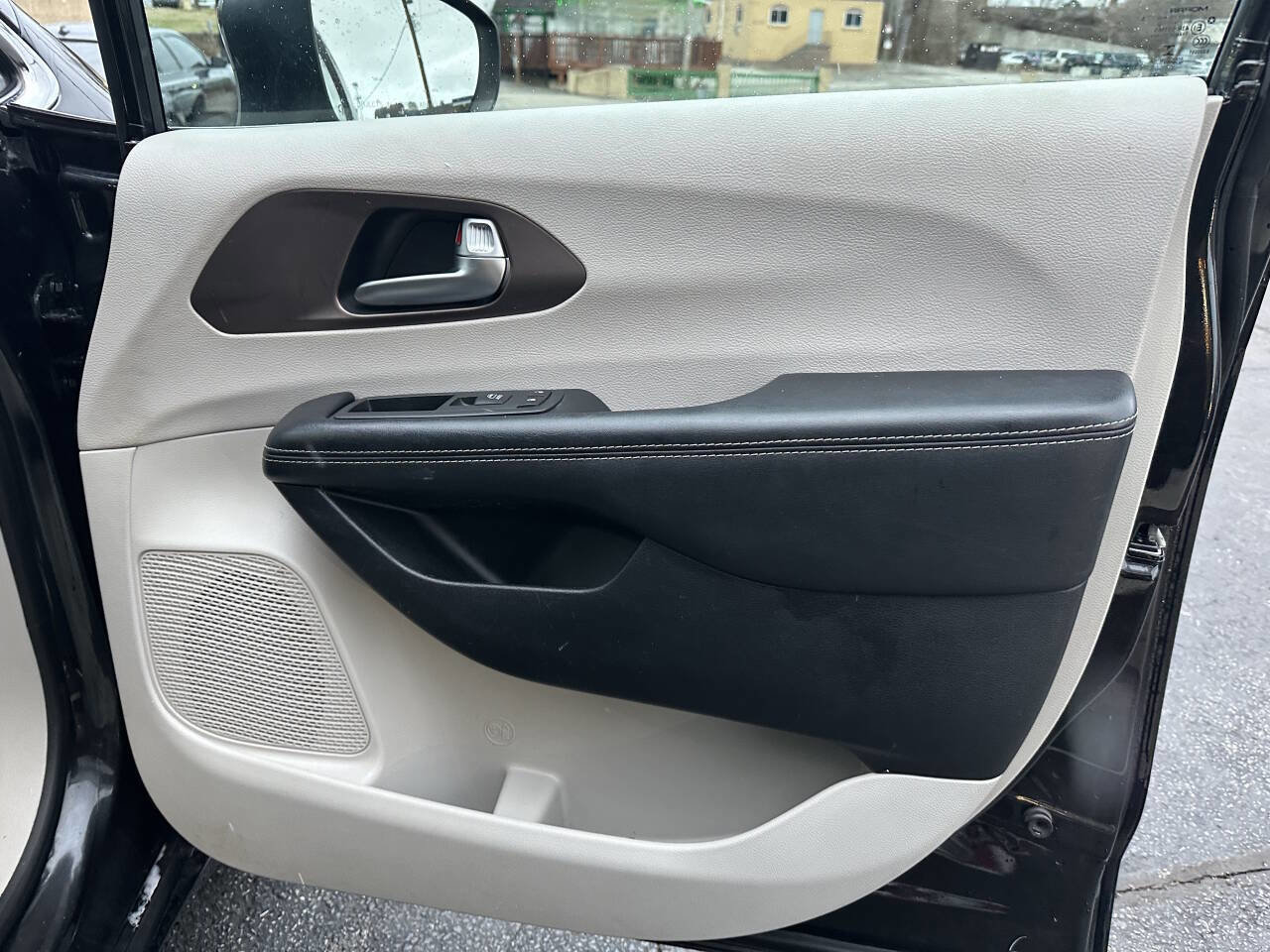 Used 2020 Chrysler Voyager Lxi FWD image 17