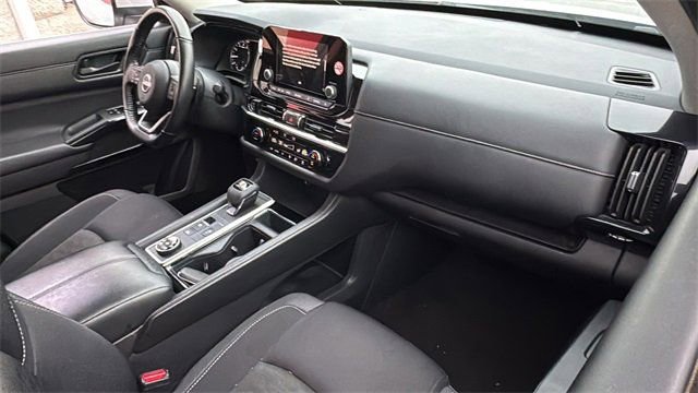 Used 2024 Nissan Pathfinder SV image 10