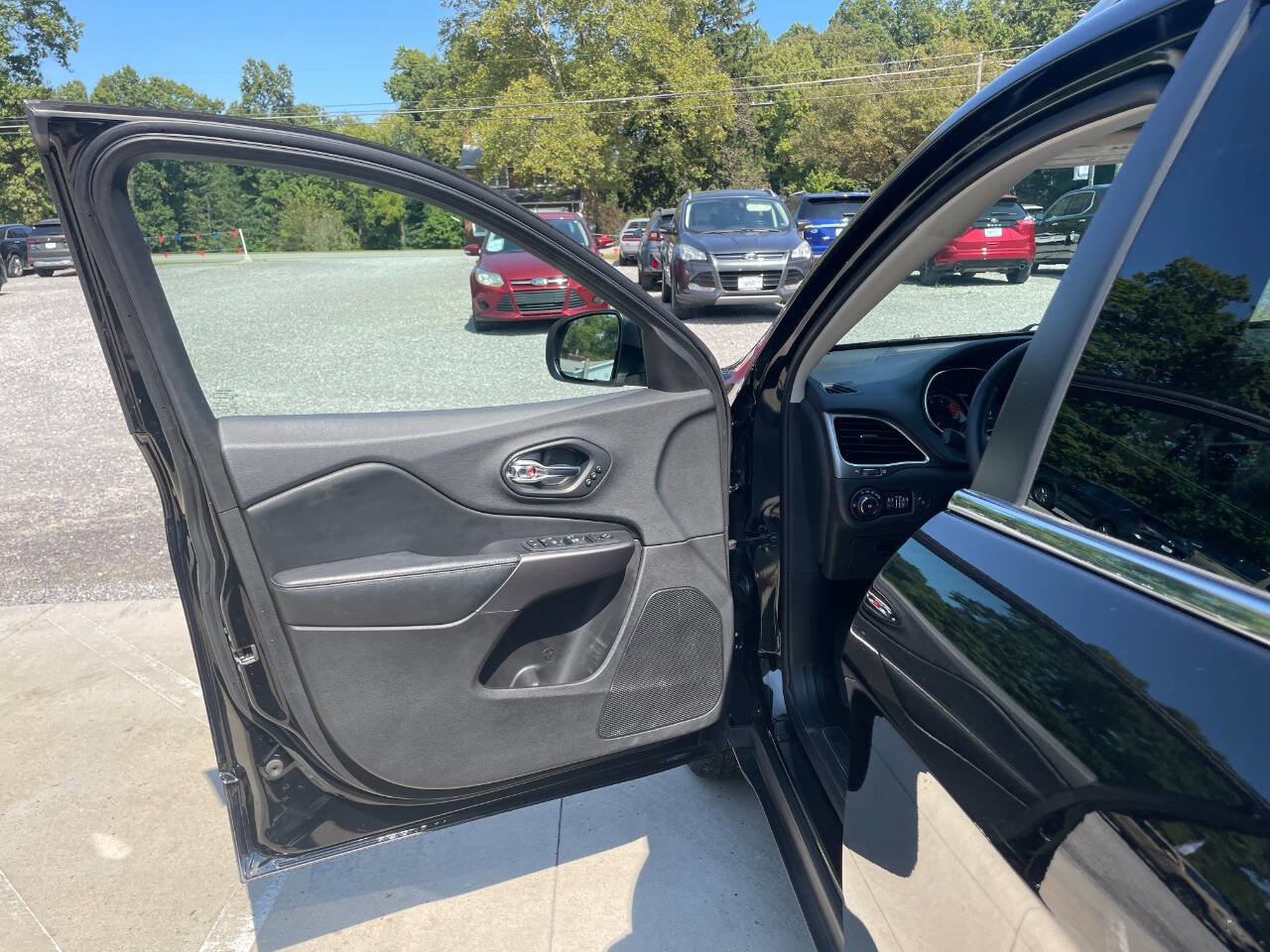 Used 2019 Jeep Cherokee Limited image 25
