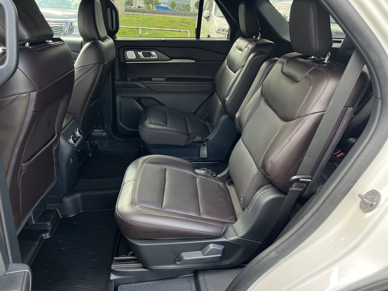 Used 2025 Ford Explorer Platinum image 29