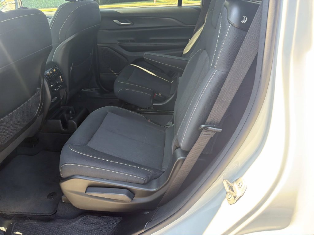 Used 2023 Jeep Grand Cherokee L Laredo RWD image 15