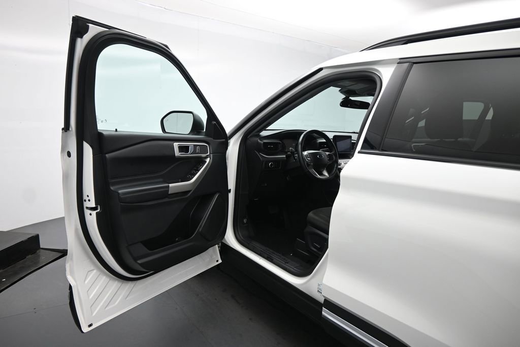 Certified 2024 Ford Explorer XLT RWD image 9
