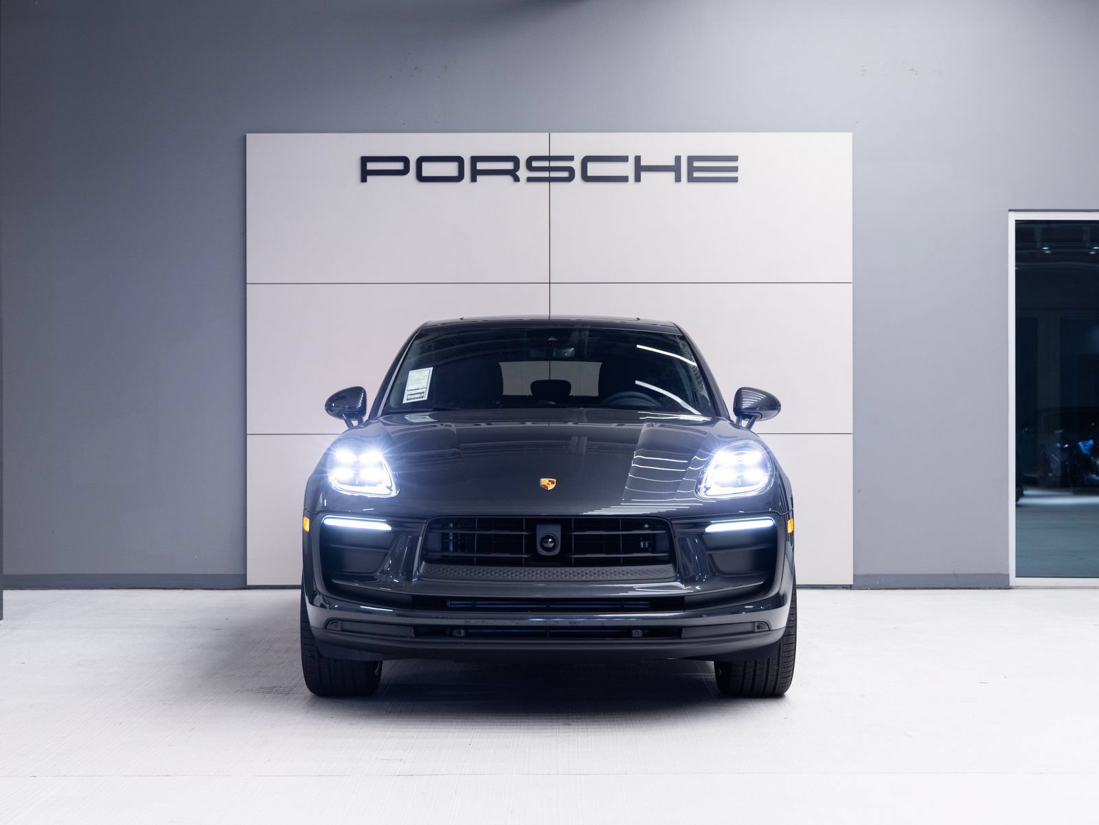 Certified 2026 Porsche Macan AWD/4WD image 10