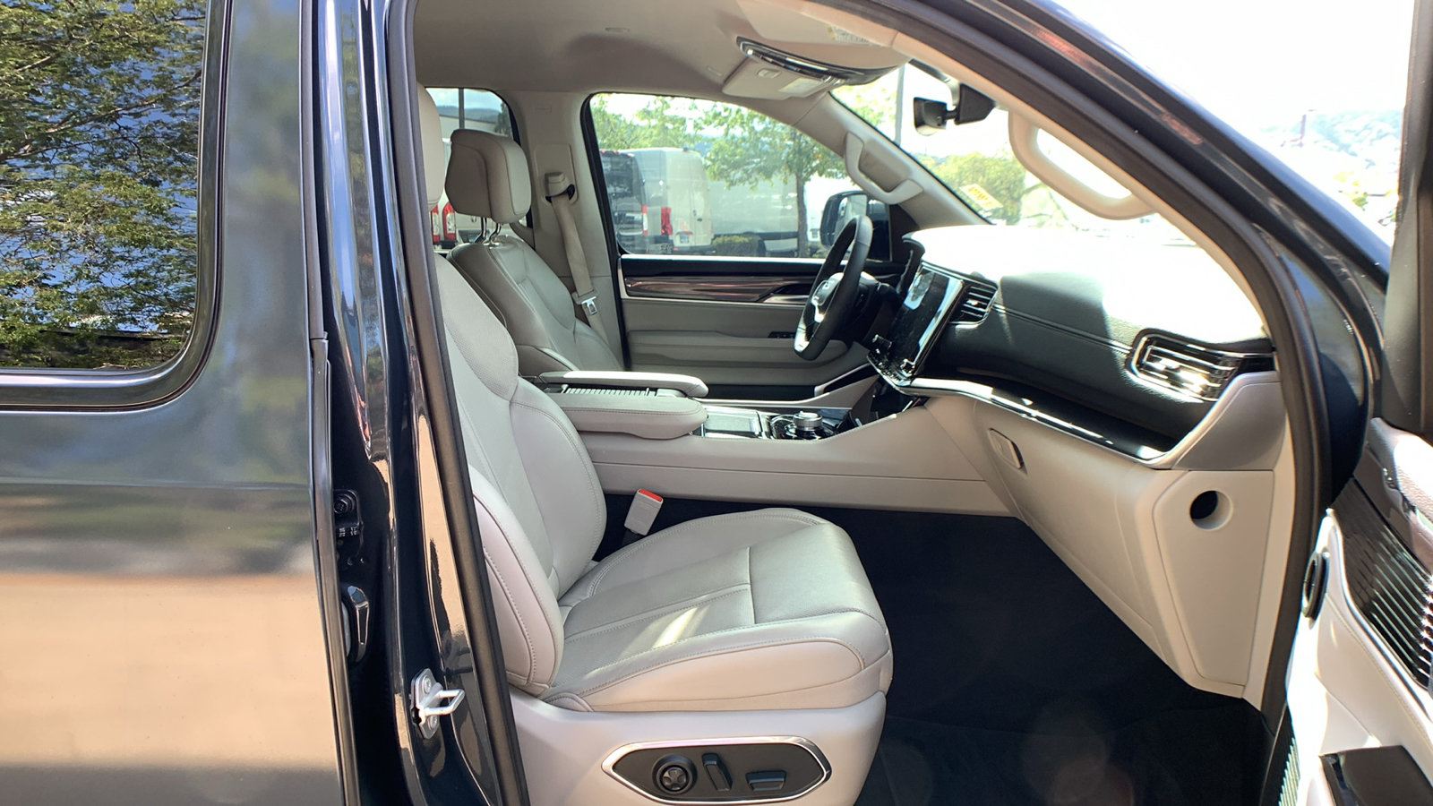 Used 2023 Jeep Wagoneer 4WD w/ Convenience Group I image 28