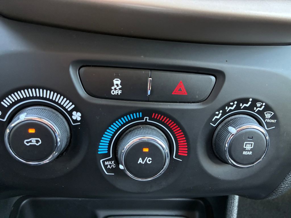 Used 2018 Jeep Cherokee Latitude w/ Altitude Package FWD image 4