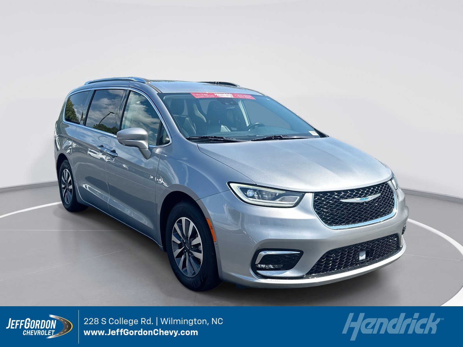 Used 2021 Chrysler Pacifica Touring-L FWD image 1