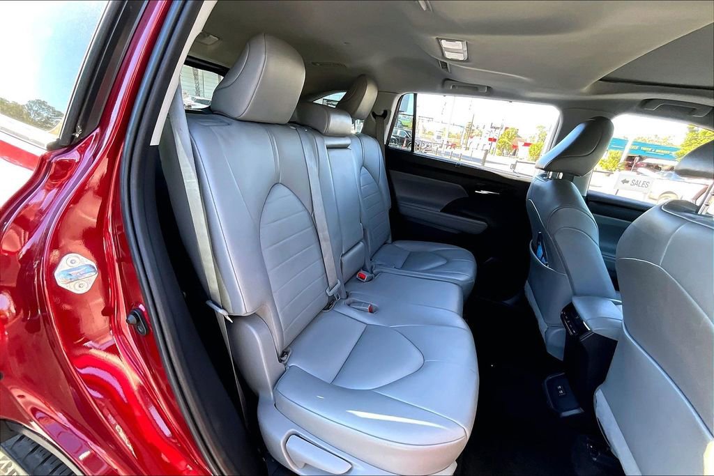 Used 2021 Toyota Highlander XLE image 24