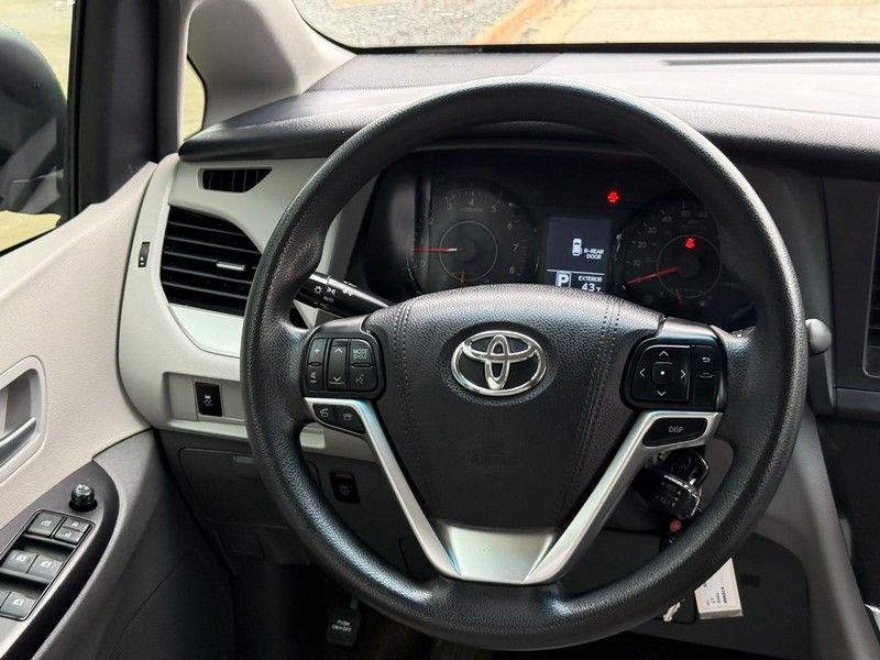 Used 2017 Toyota Sienna LE AWD/4WD image 15