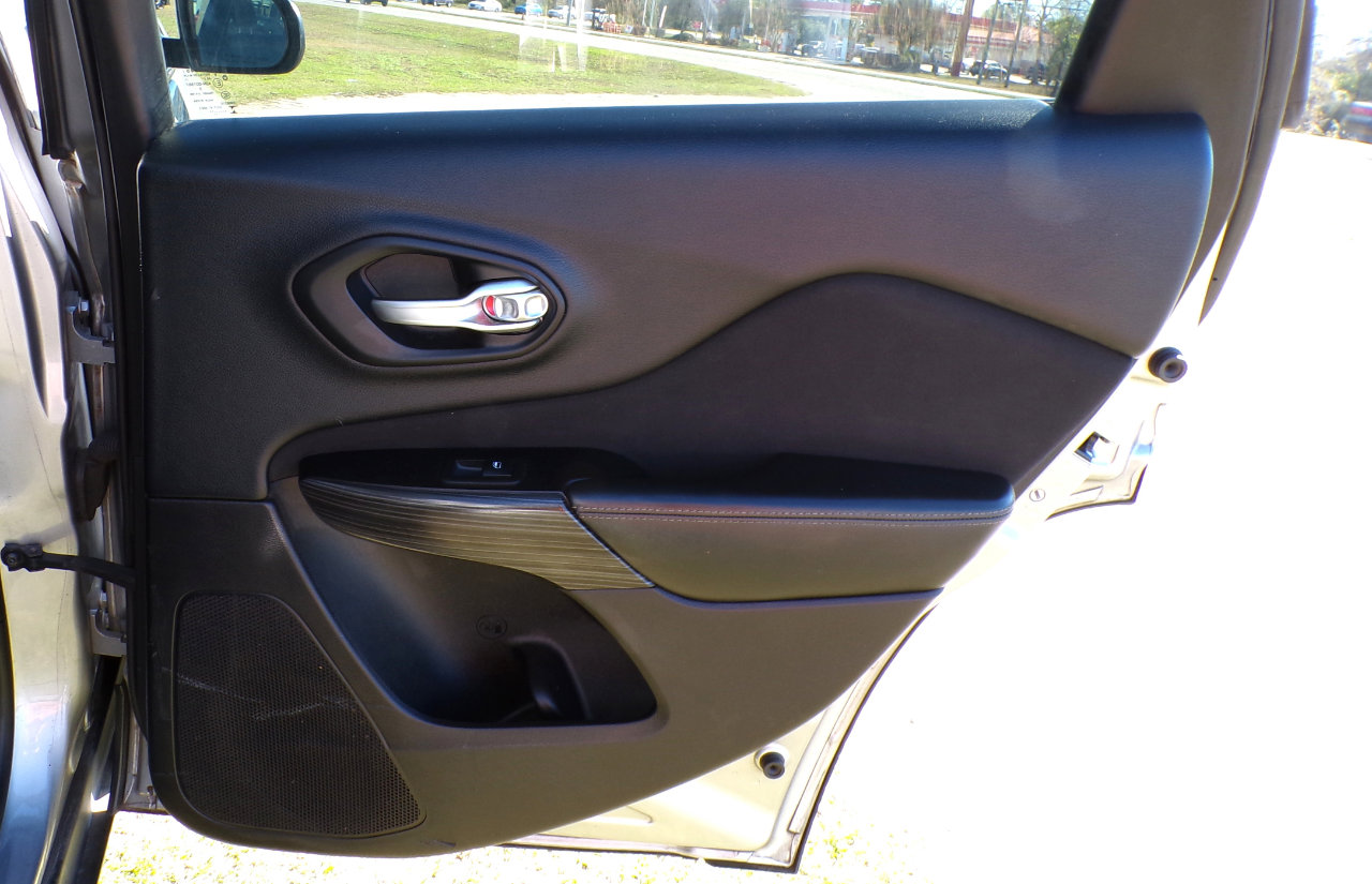 Used 2014 Jeep Cherokee Latitude w/ Comfort/Convenience Group image 26