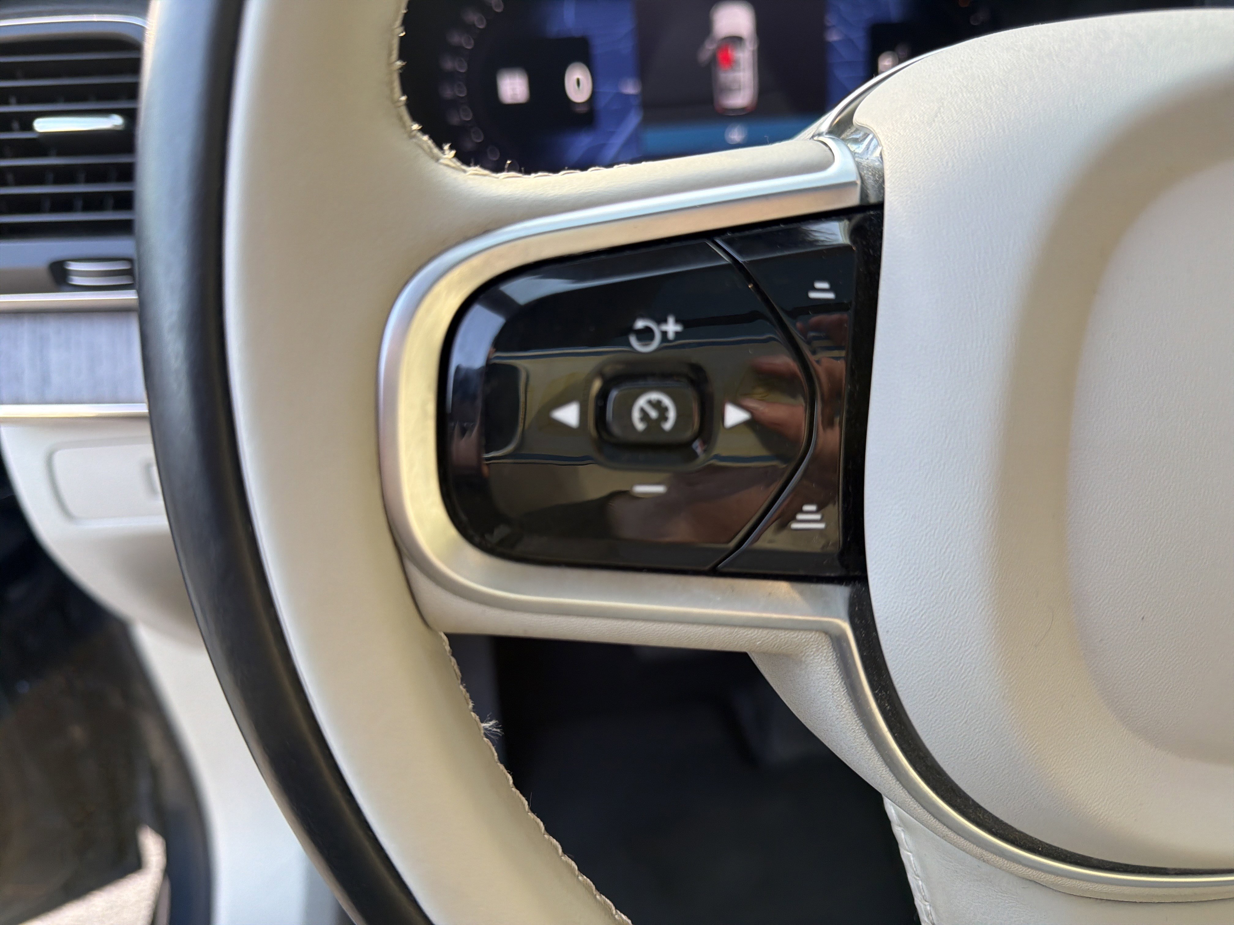 Certified 2023 Volvo XC90 B6 Core w/ Climate Package image 19