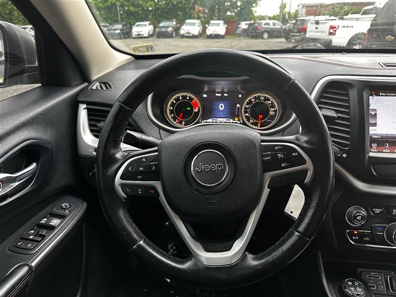 Used 2016 Jeep Cherokee Trailhawk AWD/4WD image 29