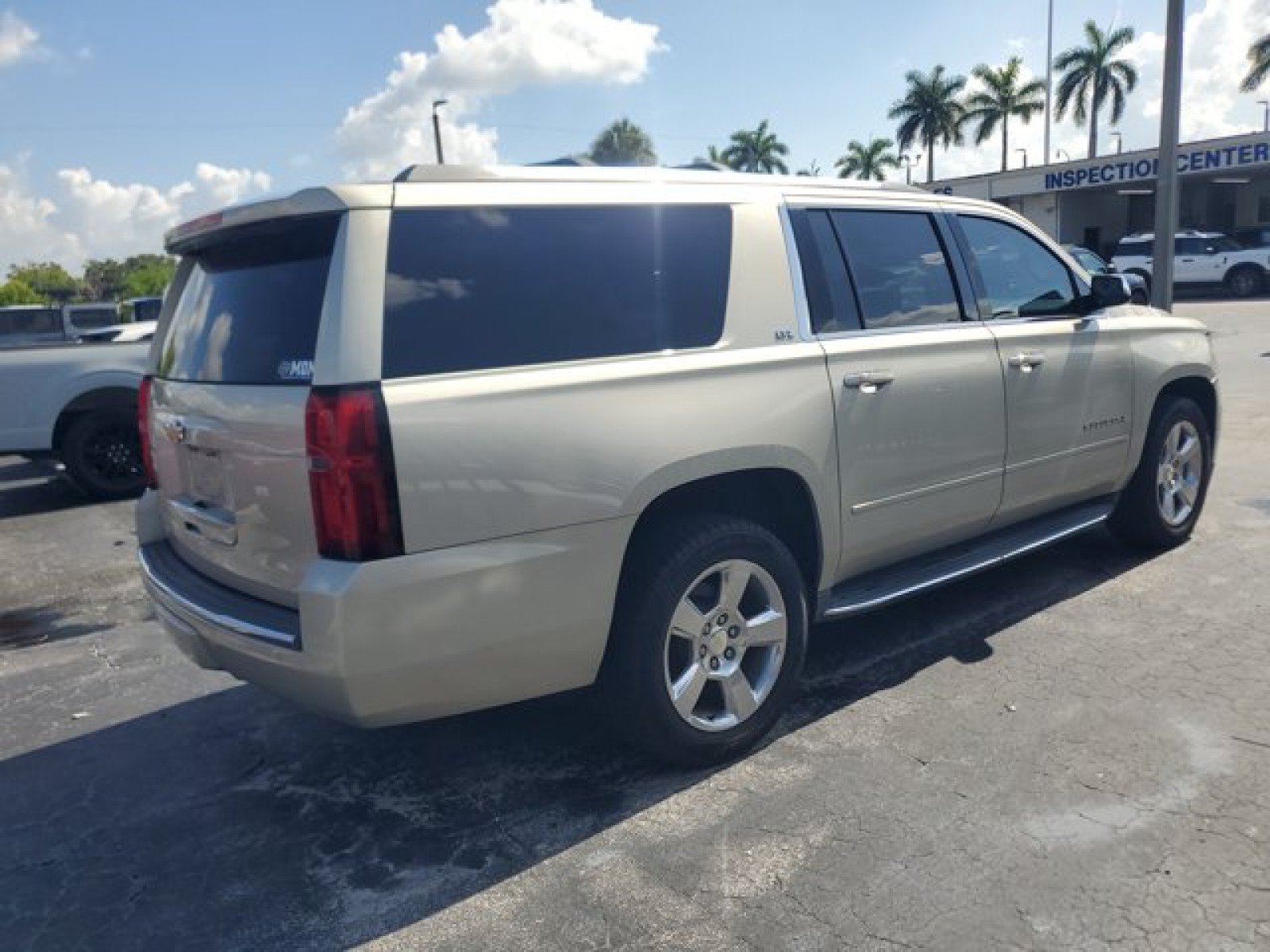 Used 2015 Chevrolet Suburban LTZ RWD image 7