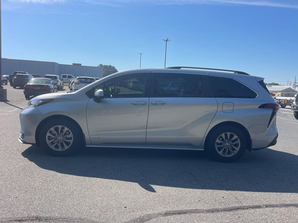 Used 2021 Toyota Sienna LE w/ LE Plus Package AWD/4WD image 2