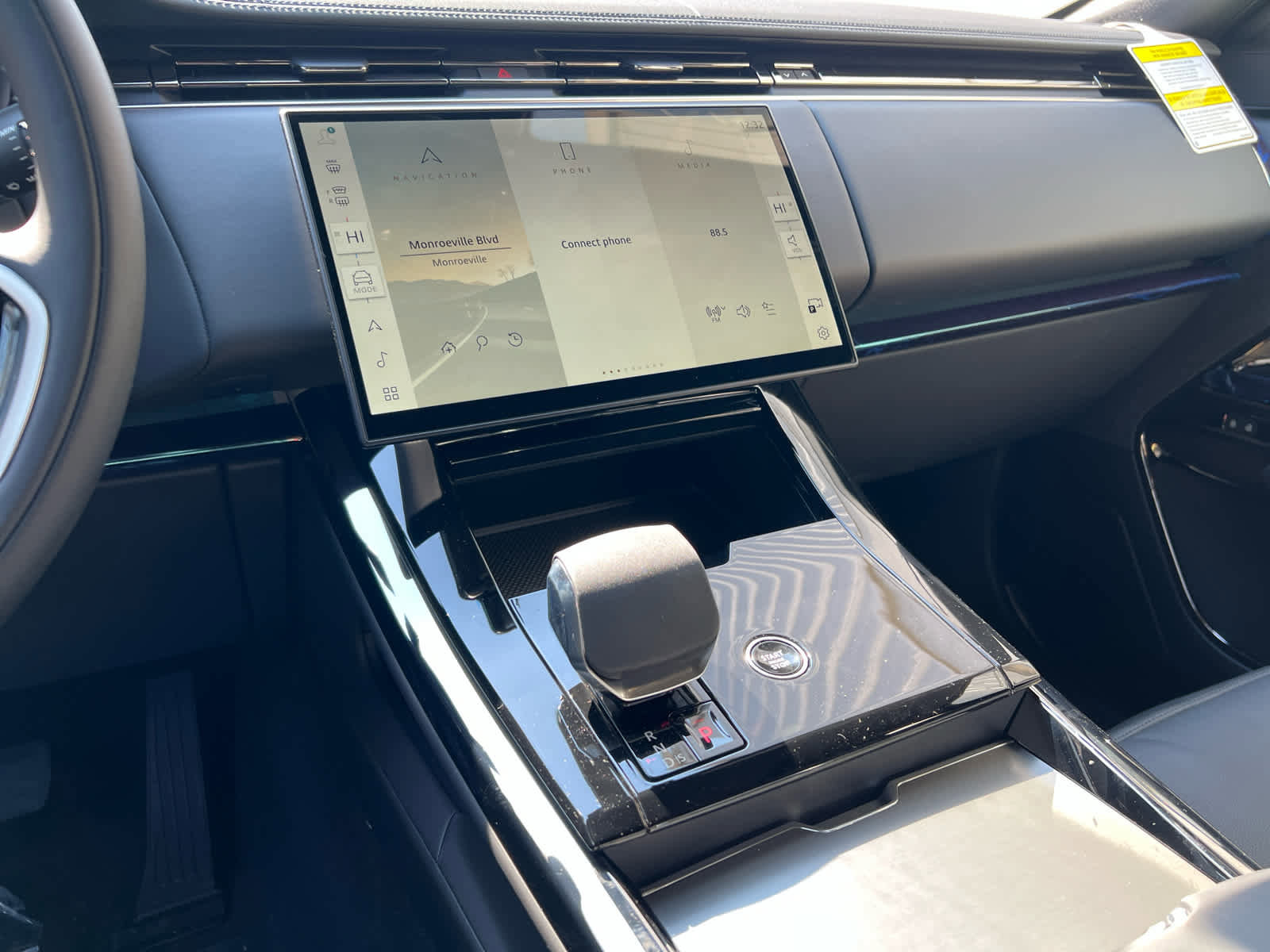 Used 2025 Land Rover Range Rover Sport image 9