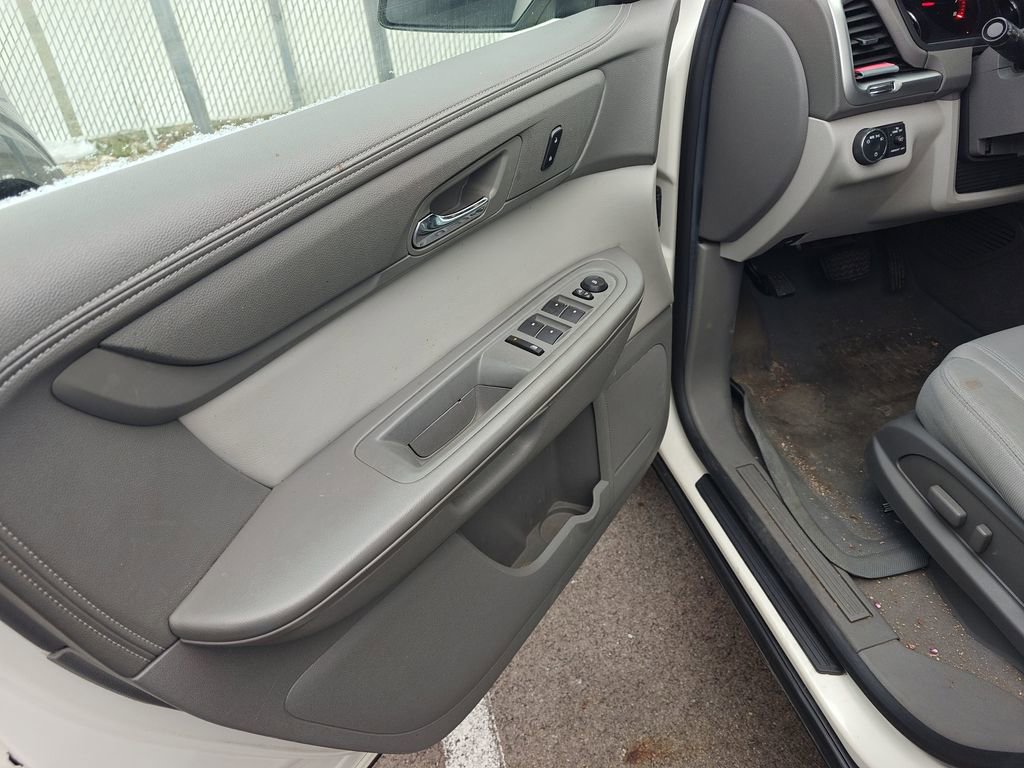 Used 2015 GMC Acadia SLE image 5