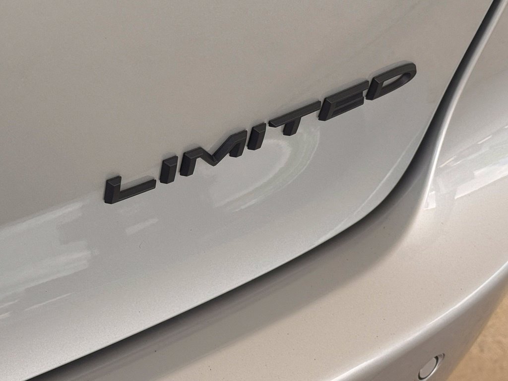 New 2026 Chrysler Pacifica Limited w/ Uconnect Theater Family Group FWD image 36