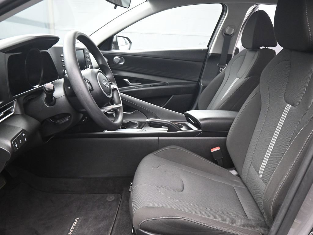 Used 2023 Hyundai Elantra SE w/ Preferred Accessory Package image 3