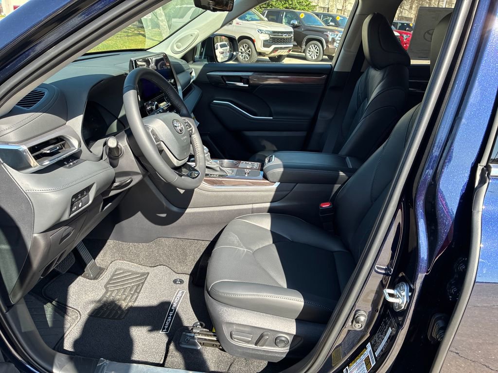 New 2026 Toyota Highlander Platinum image 15